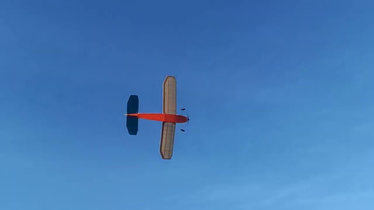 Zimowe loty modelem na uwięzi i swobodnie latającym/Control line and ff model winter flights