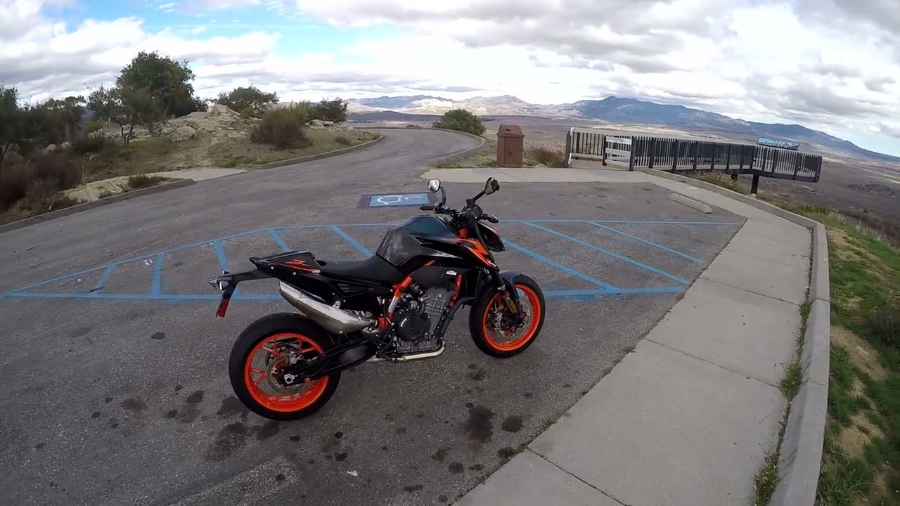 KTM Duke 890 R finding corners