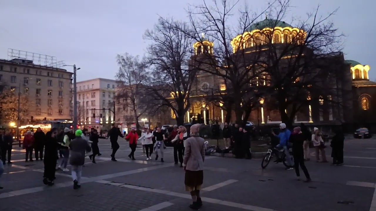Неделно хоро на мегдана... Площад Света Неделя в гр. София 