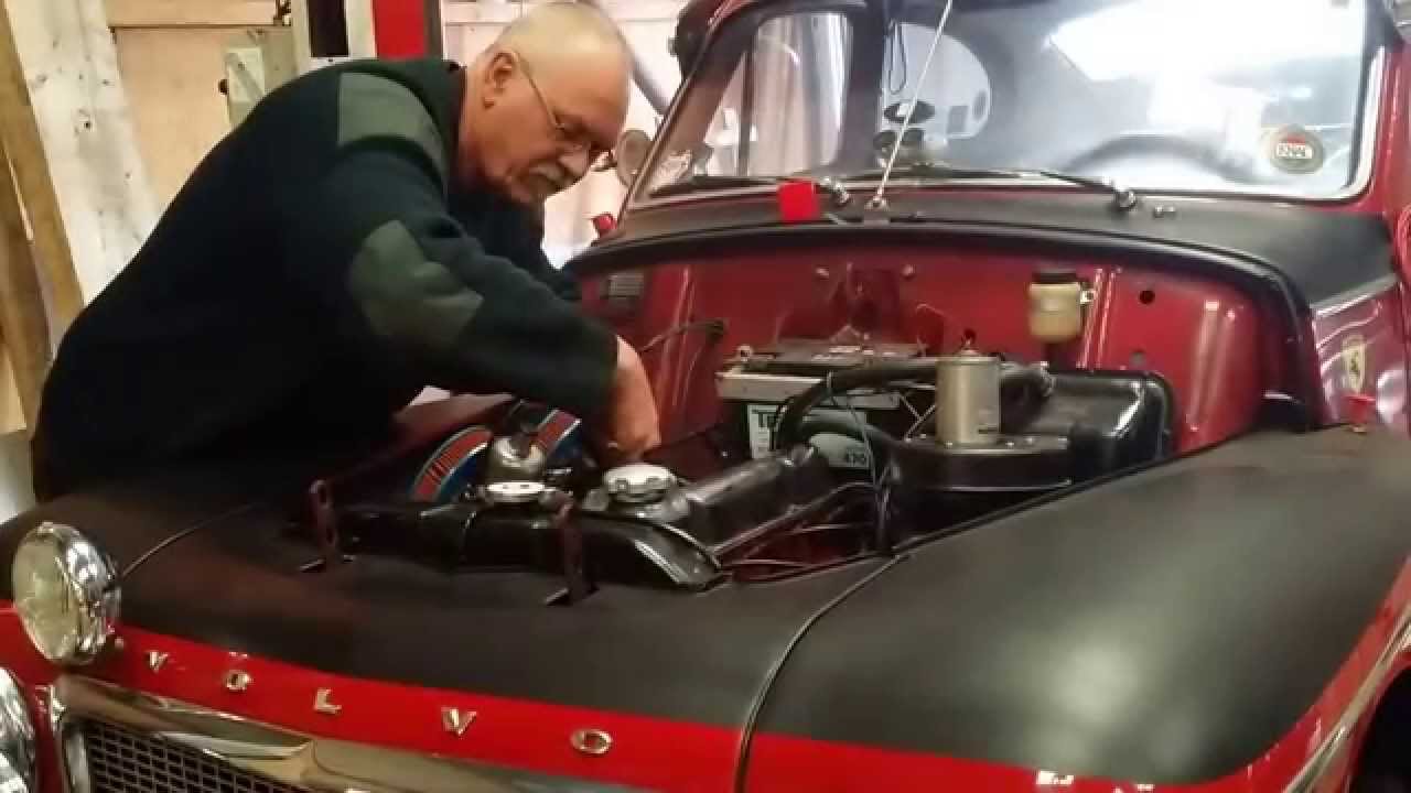 Eerste keer starten motor van Ed's zijn Volvo 544 sport Kattenrug