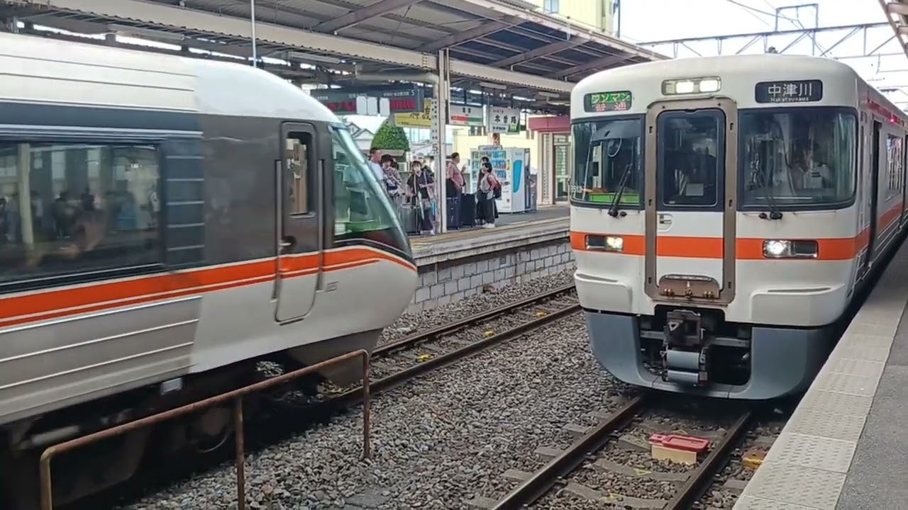塩尻を発車するしなの号と普通列車　臨時しなの82号は自由席5両の前代未聞のアナウンス