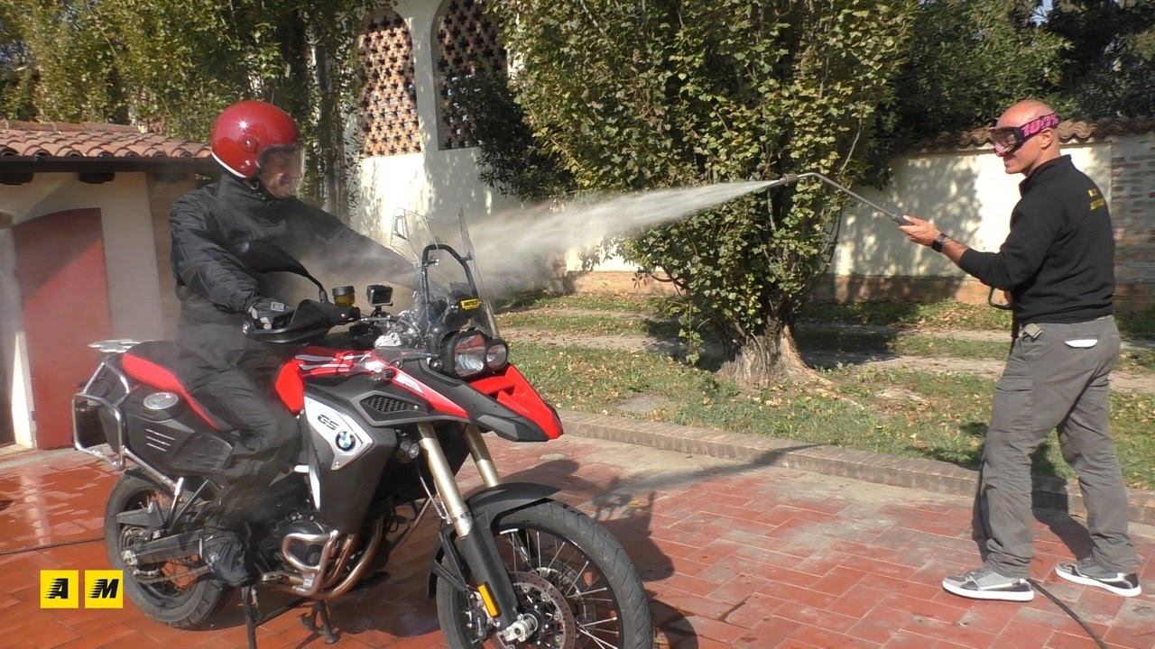 Tucano Urbano: test set antipioggia a sorpresa!