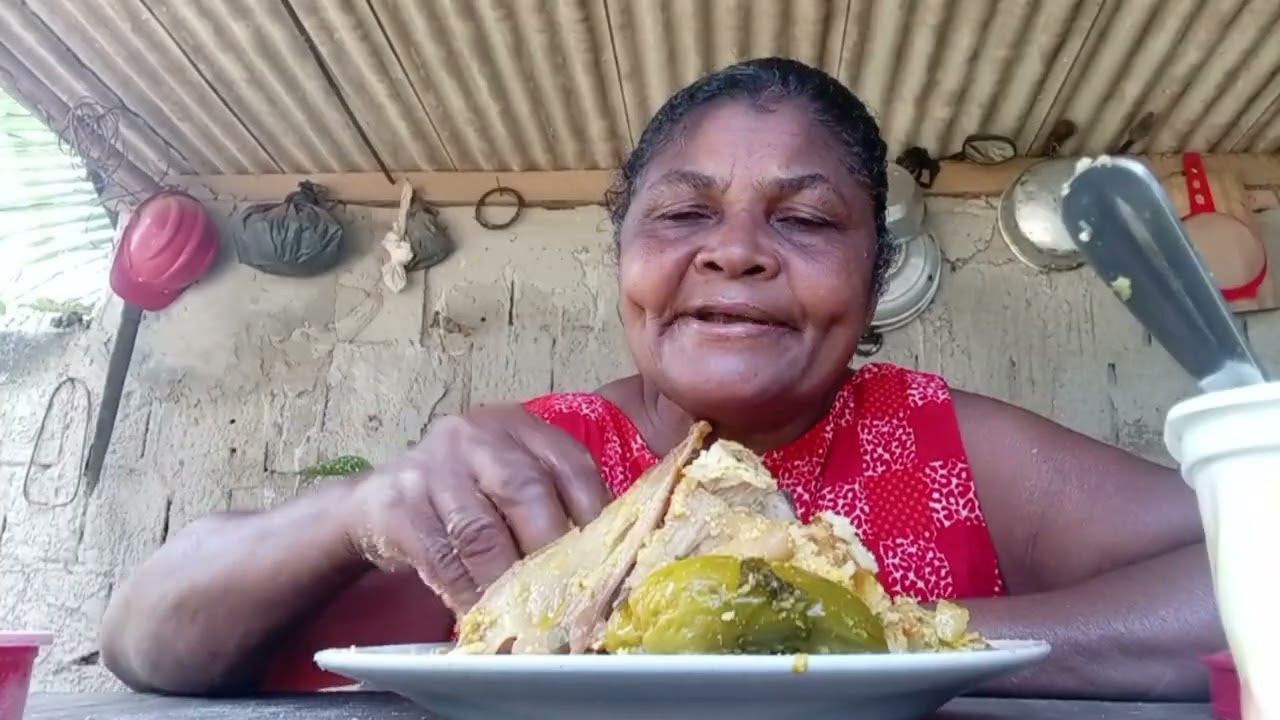 COMENDO MOQUECA DE PEIXE COM MAMAO CORTADO