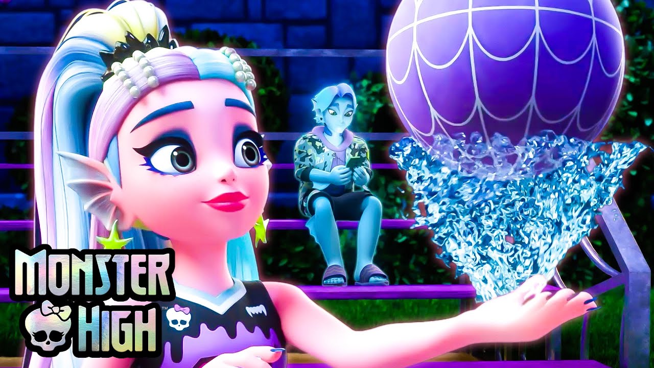 Lagoona Tries To Impress Gil With Casketball | Monster High
