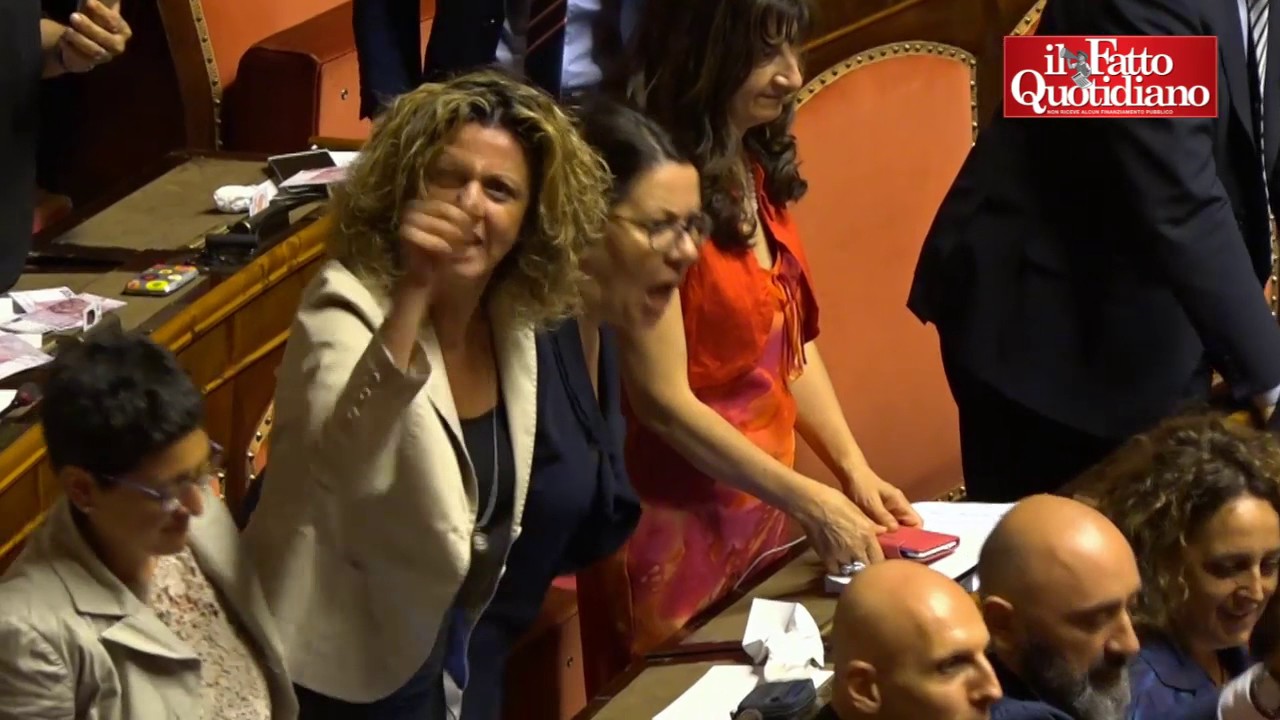Banche, bagarre in Aula: M5s lancia soldi finti