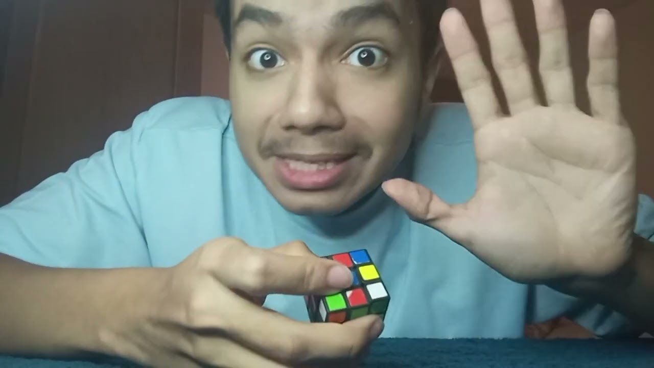 Armó cubos de Rubik casi 3 años sin amarlos 