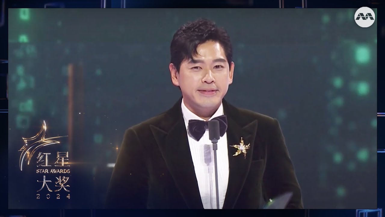 Romeo Tan listens to Mark Lee on how to hold his  Top 10 award | Star Awards 2024 Awards Show