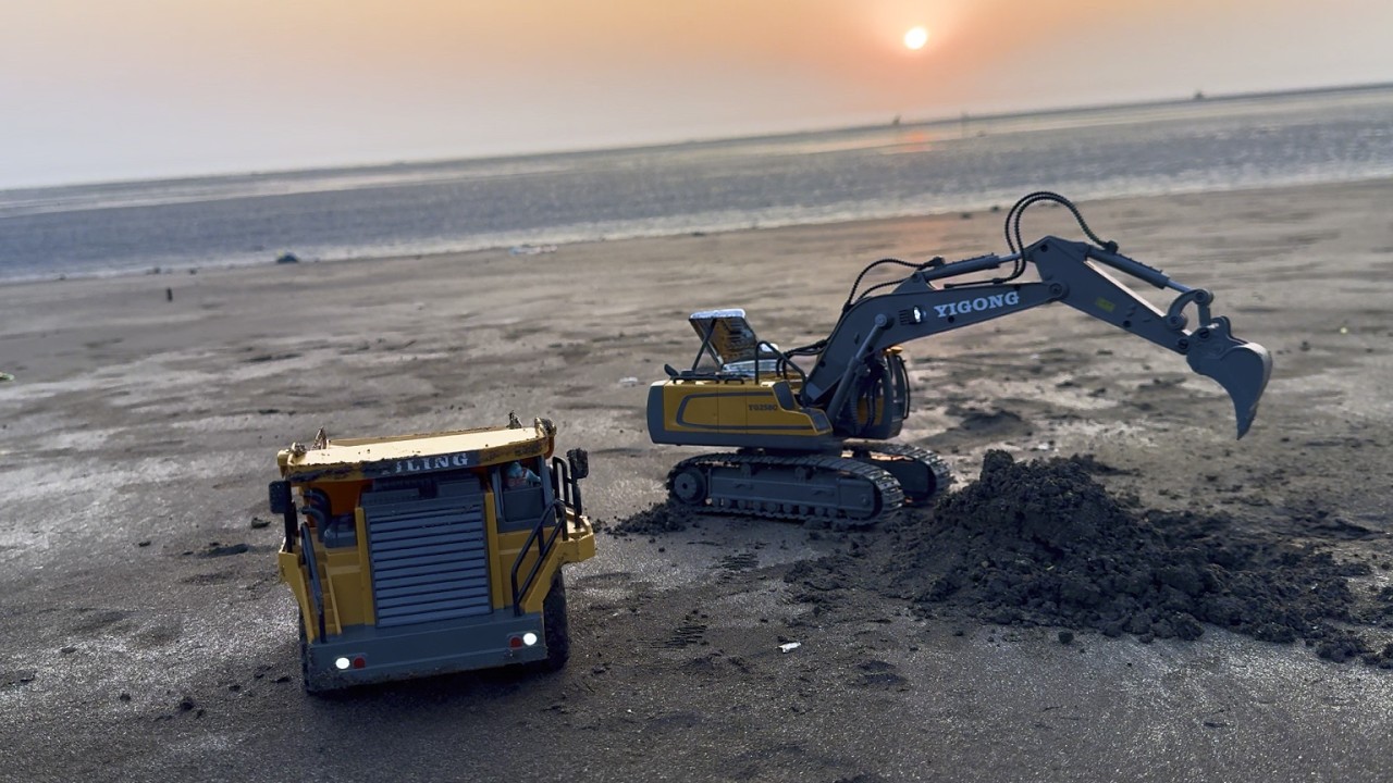 RC Excavator & Dumper at the Beach | Digging & Loading Sea Sand