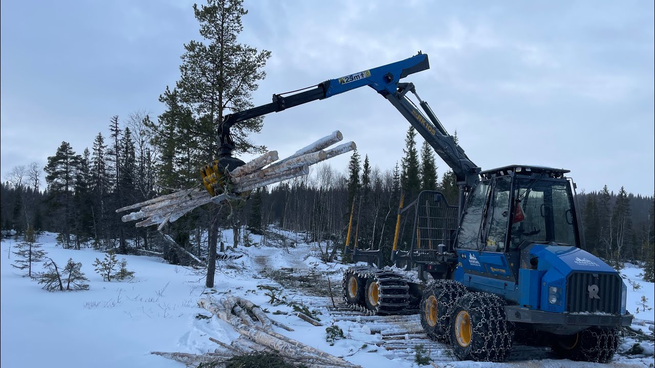 Responsible forestry and cleaningup the wetlandscrossing, with Rottne F11e