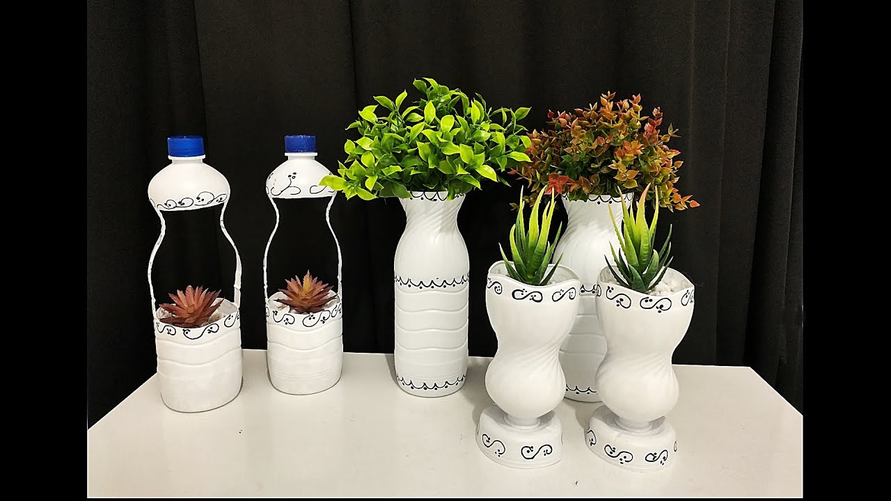 Vasos com garrafa de agua sanitária