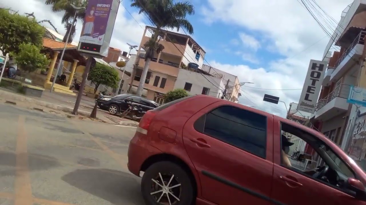 observando o movimento no centro comercial de Caculé Bahia