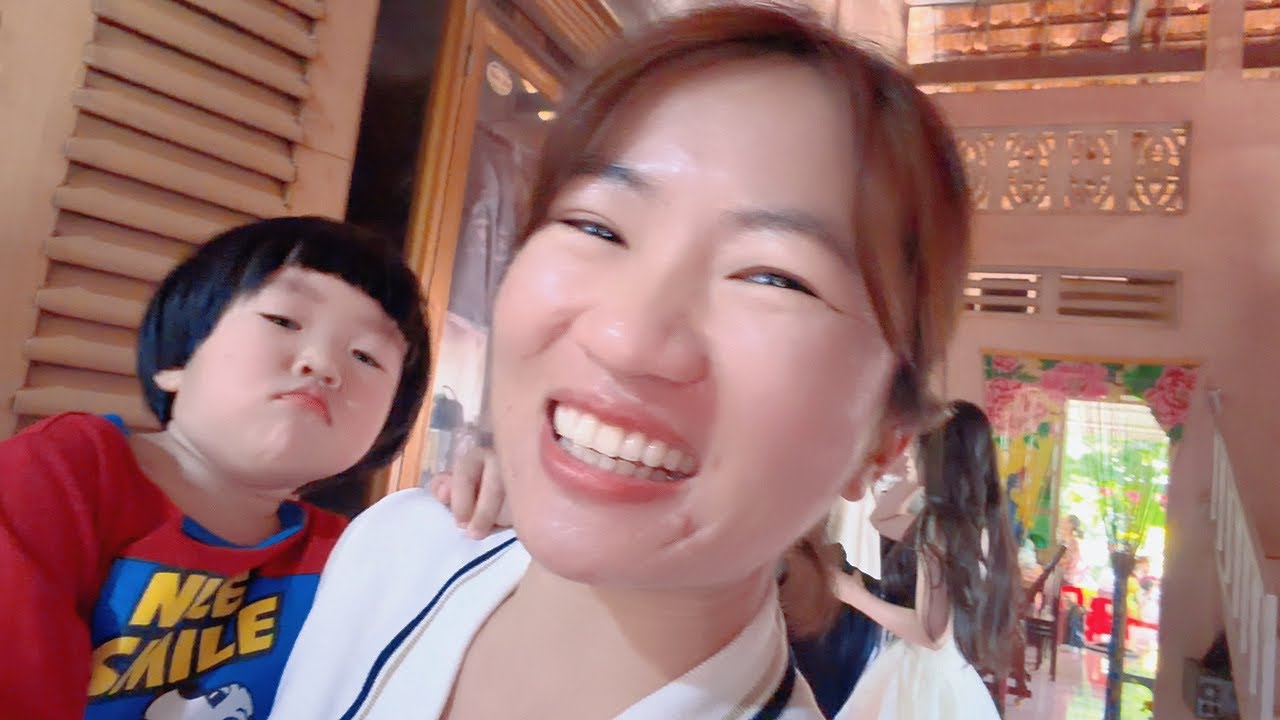 Mùng 2 Tết con cháu về đông đủ nhà Ngoại năm nay ăn Tết linh đình