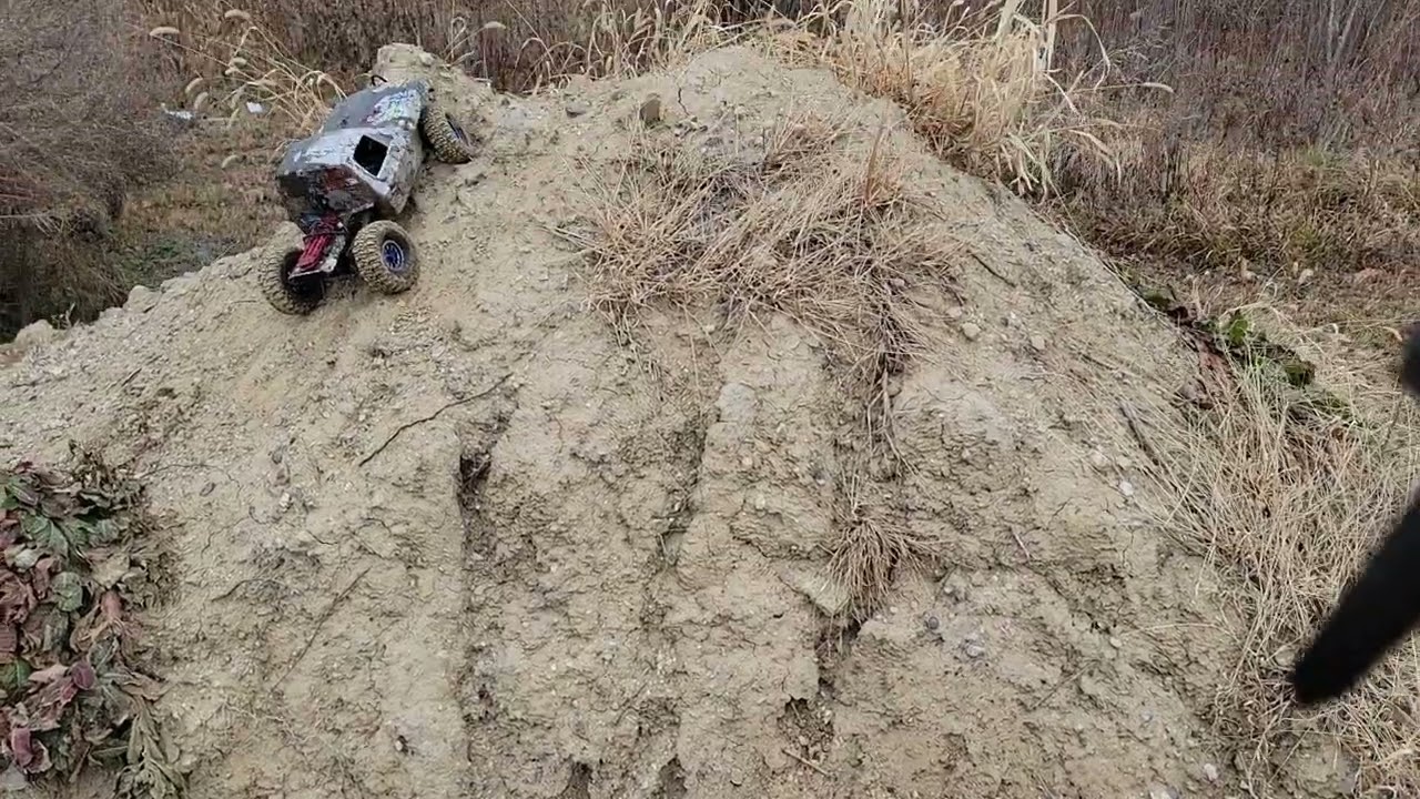 Traxxas trx4 backyard crawl @Traxxas @HolmesHobbies #hobbywing #savox #yeahracing #treal