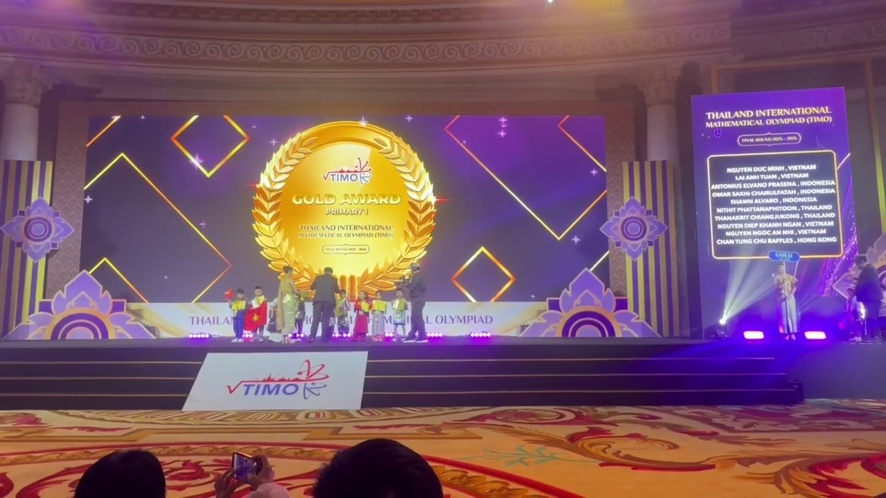 Vinh danh Khánh Ngân bạn Quỳnh Anh