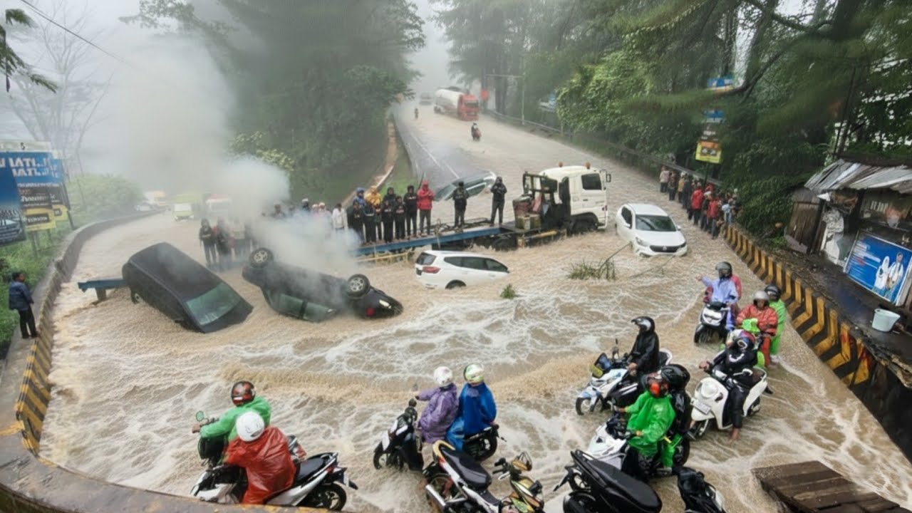 SOPIR MENANGIS !!! DRAMA HARI INI, Sitinjau Lauik Banjir Truk Asal Jepang Terjebak Total Di Tikungan