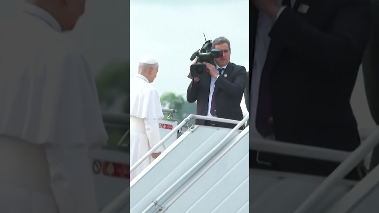 WATCH: Pope Leo XIV Enters Cameroon&rsquo;s War Zone Under Historic Truce | DWS News | AK1C