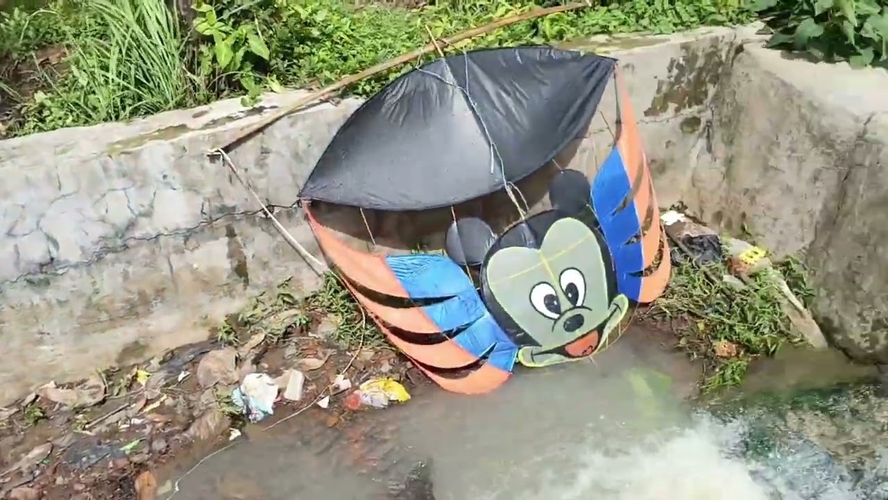 Mencoba Layangan Melawan Angin Badai | LAYANGAN MICKEY MOUSE