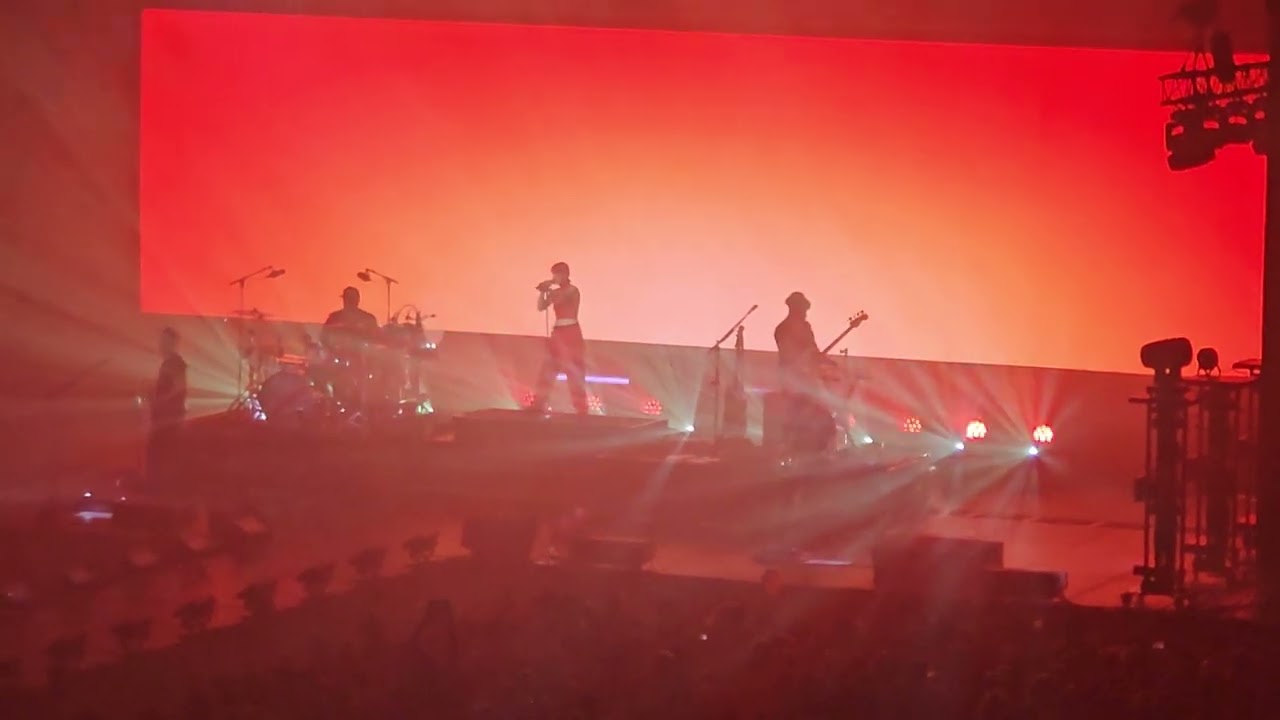 Superbus @ Zénith de Paris - All Alone - 16/10/25