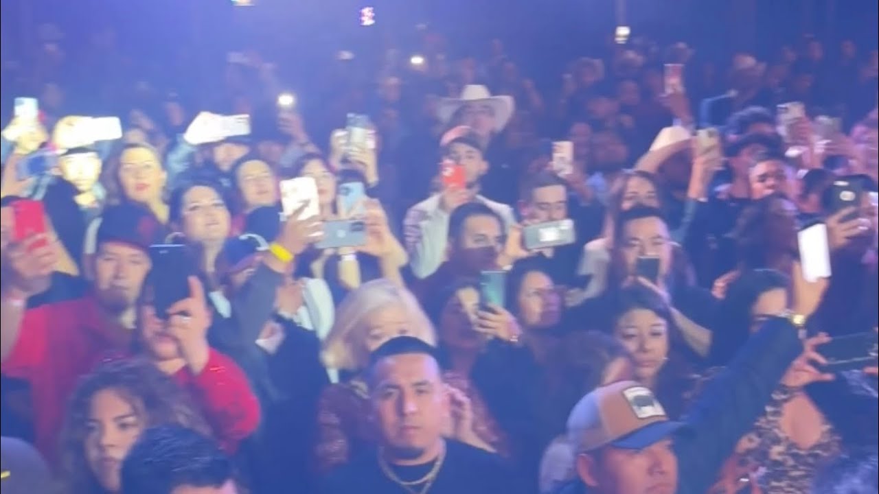 Increíble se lleno el lugar donde cante en los arcos de fresno y salio super la presentación😱