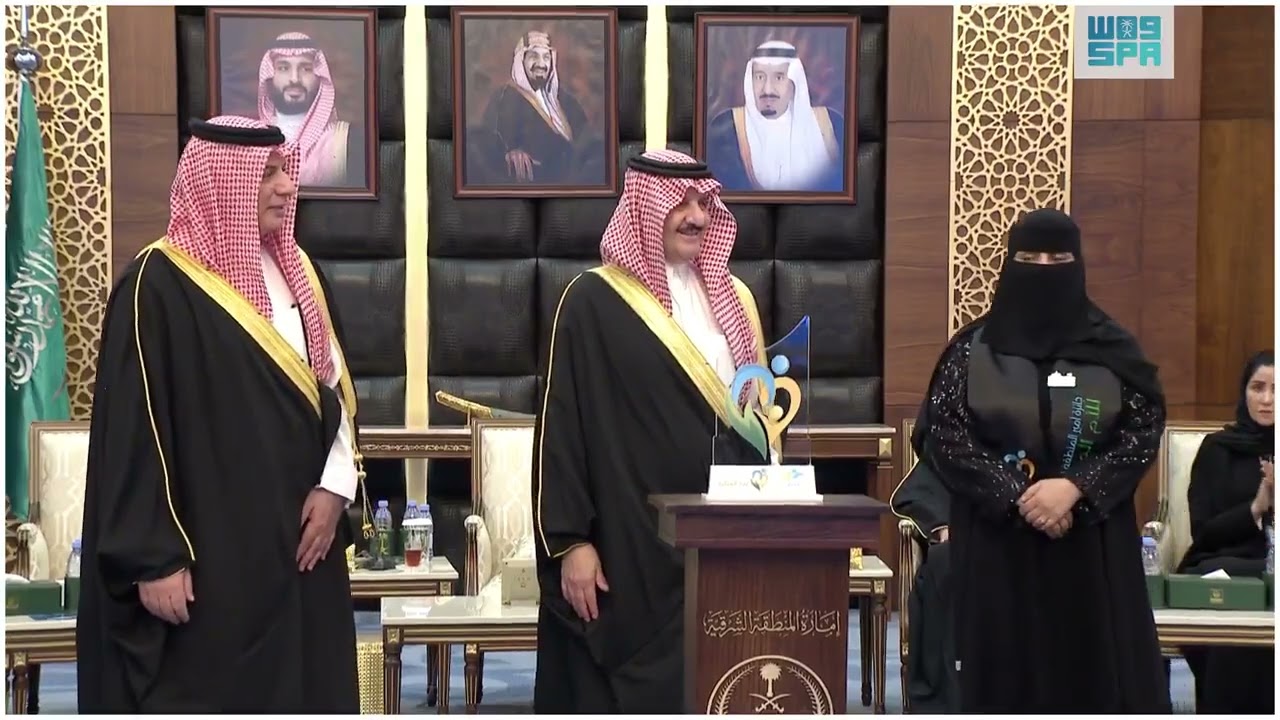 جانب من تكريم أمير المنطقة الشرقية الفائزات بجائزة الأم المثالية.#واس 