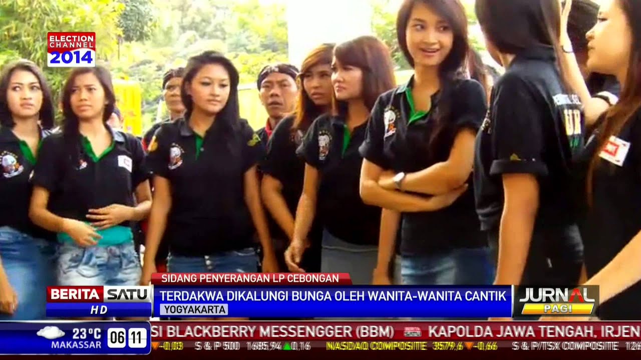 Terdakwa Dikalungi Bunga Oleh Wanita - Wanita Cantik