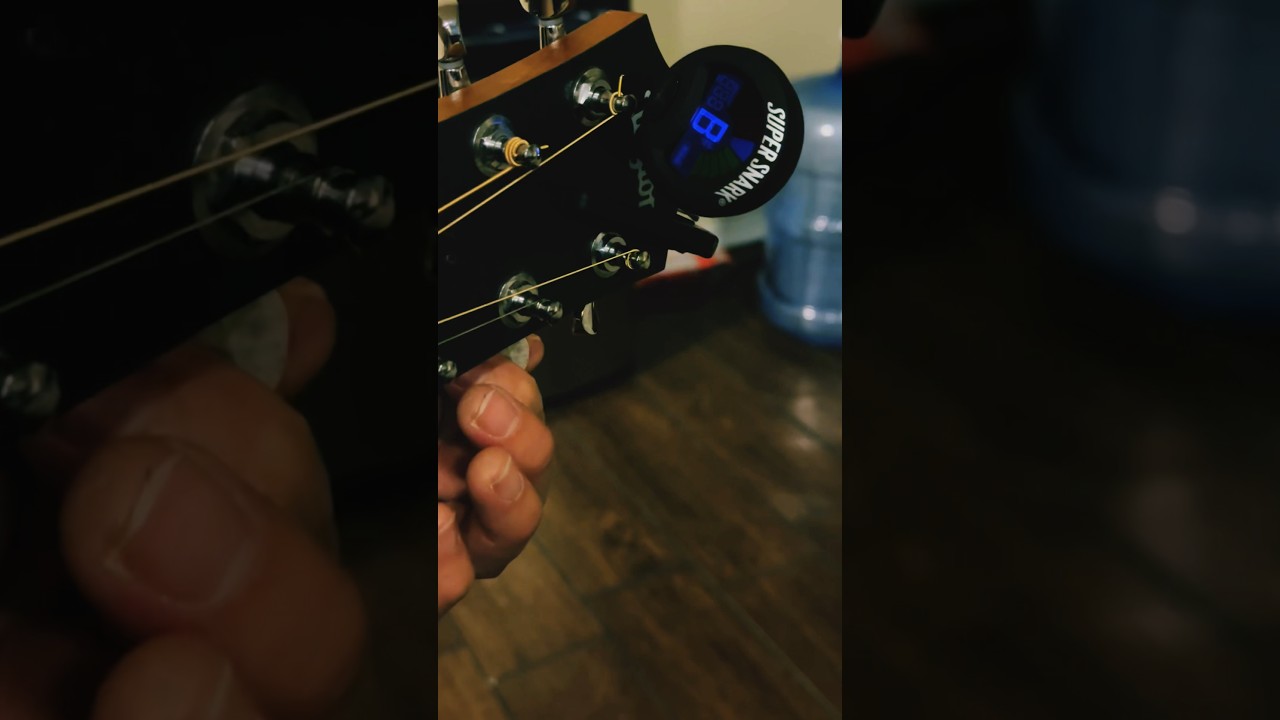 Sweet little clip-on guitar tuner (Super Snark 3 - link in description) 