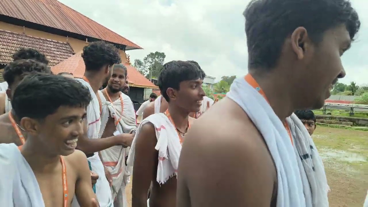 പ്രശസ്തമായ ആറന്മുള വള്ള സദ്യയുടെ പള്ളിയോടം വരുന്നത് മുതൽ ചടങ്ങുകൾ ഇടക്കുളം പള്ളിയോടം 