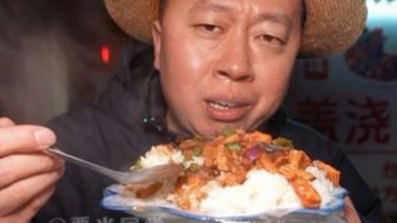 寒冬腊月天在晋城打卡10年路边摊盖浇饭，尖椒肉丝腐竹盖浇饭，米饭管饱只要10块。#分享家乡美食 #抖音年味争霸赛 #中国文旅康养第一城 #太行山上过大年 #华夏文明夜读课