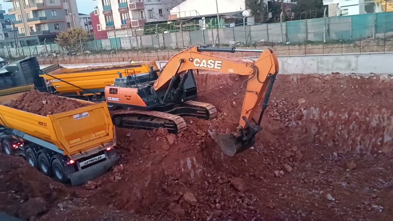case ekskavatör yükleme yapıyor biri gidiyor biri geliyor kamyonların
