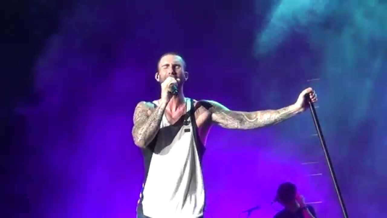Maroon 5 - Makes Me Wonder Live at Singapore 2015