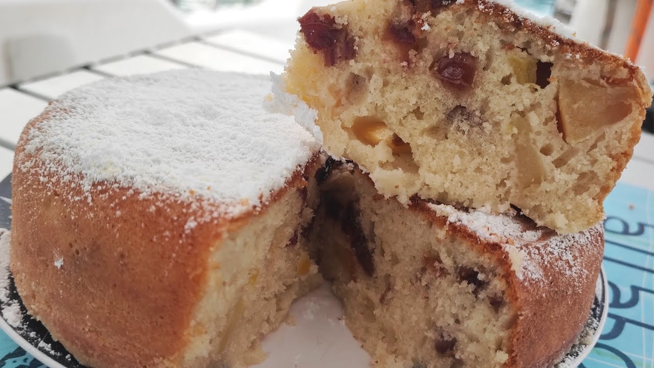 Torta di mele e datteri senza forno, preparata in rada.