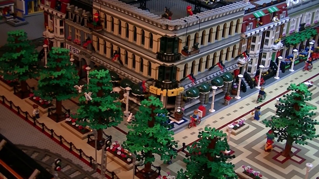 Lego Modular City Square 2016