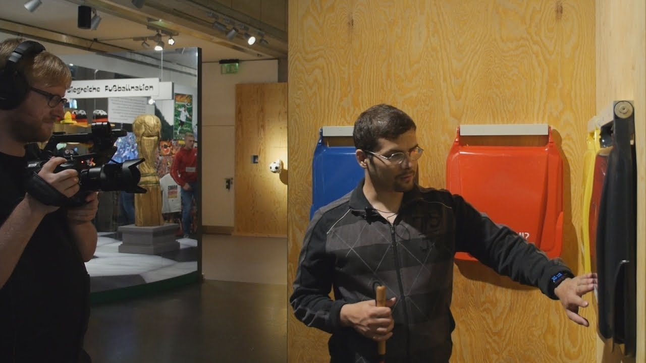 Blind im Museum: Mit Youtuber Erdin durch die Ausstellung