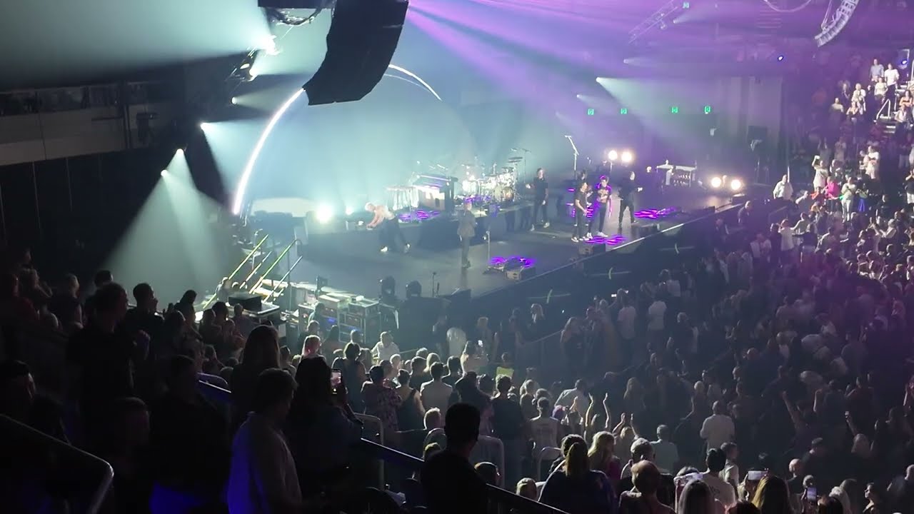 Matchbox Twenty - Dont You Forget About Me. Gold Coast Australia - Feb 26, 2024. 4k Video.