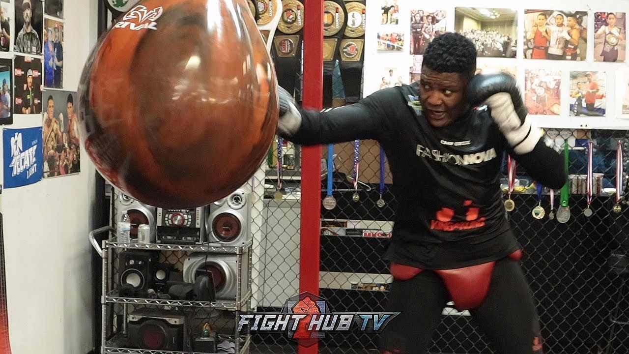 LUIS ORTIZ DROPPING HEAVYWEIGHT BOMBS ON THE BAG PREPARING FOR DEONTAY WILDER REMATCH