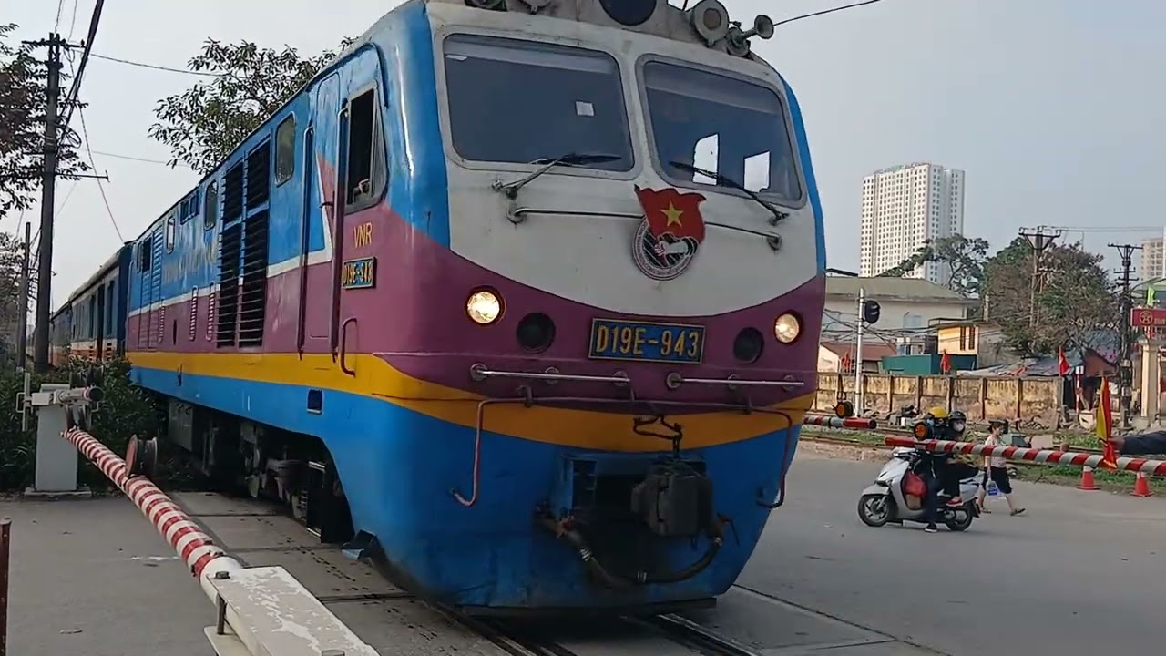 #5: D19E-943 kéo tàu TN6 qua chắn Giáp Bát (08:14 ngày 16/02/2026)