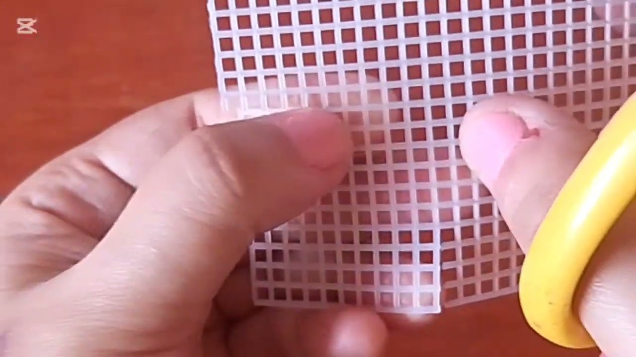 Cómo RECORTAR la MALLA DE PLASTIC CANVAS para obtener FORMAS para BORDAR 🧶🧵🪡👐🏻