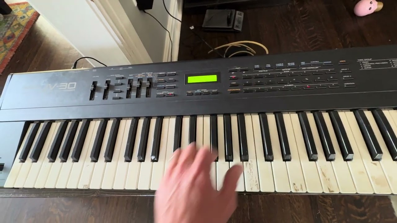 Roland JV-30 16 Part Multi Timbral 61 Note Synthesizer MIJ Japan 1991-1992 / 3 Keys Out