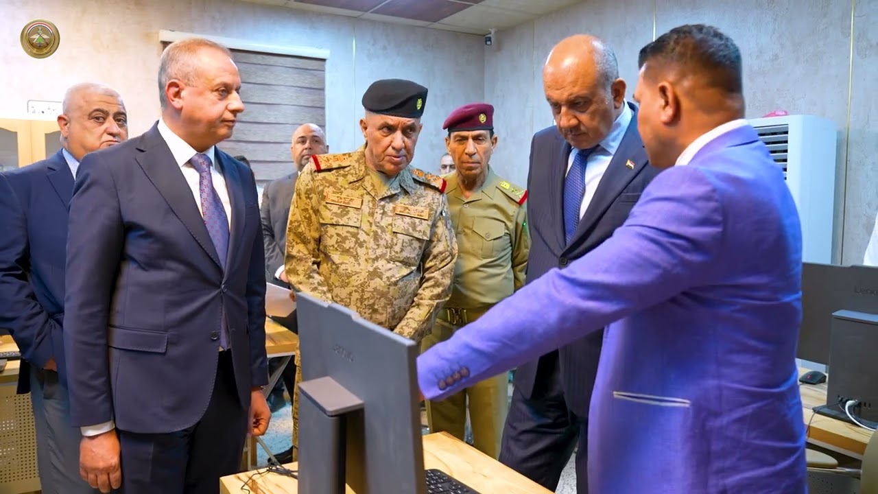 وزير الدفاع يزور مديرية الأفراد ويشرف على اصدار الهويات الجديدة