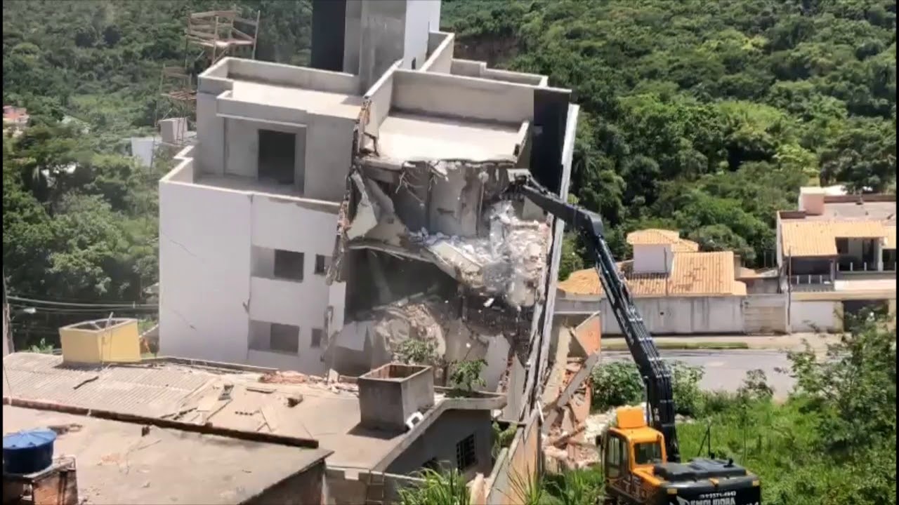 Prédio que tombou em Betim é demolido