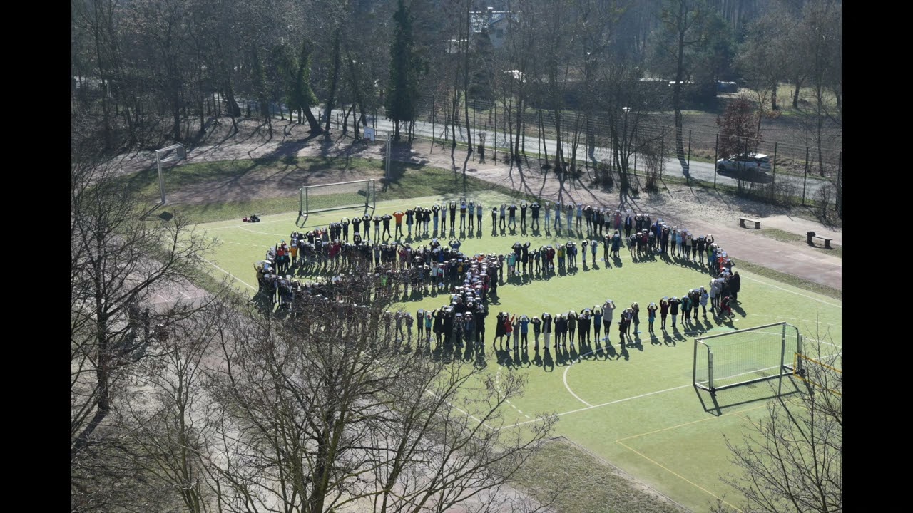Flashmob - Friedensaktion für Ukraine - Regenbogenschule Fahrland
