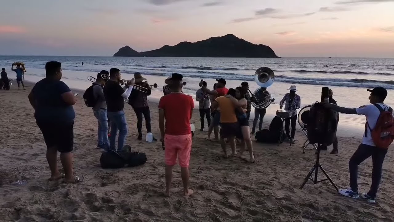 La Cuichi -  Banda en la playa de Mazatlán