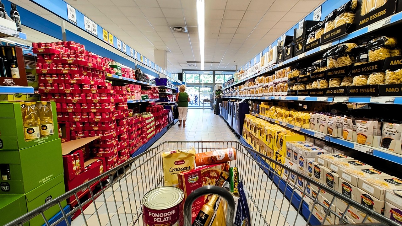 Shopping at Italy’s CHEAPEST Supermarket 🇮🇹 4K Walking Tour – How Much Did We Spend?