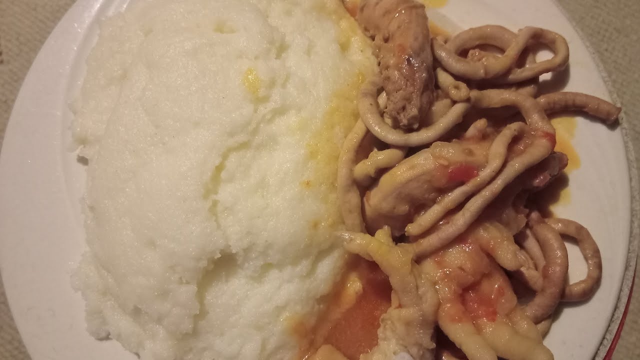 Cooking chicken intestines, chicken feet and chicken necks 