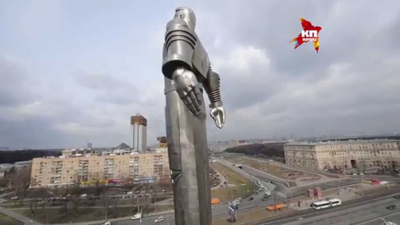 Памятник Юрию Гагарину освежили перед Днем Космонавтики