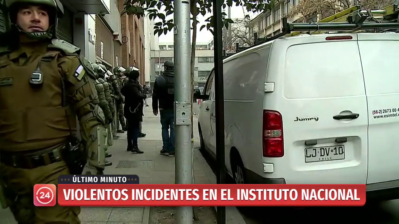 Encapuchados protagonizan violentos incidentes en Instituto Nacional | 24 Horas TVN Chile