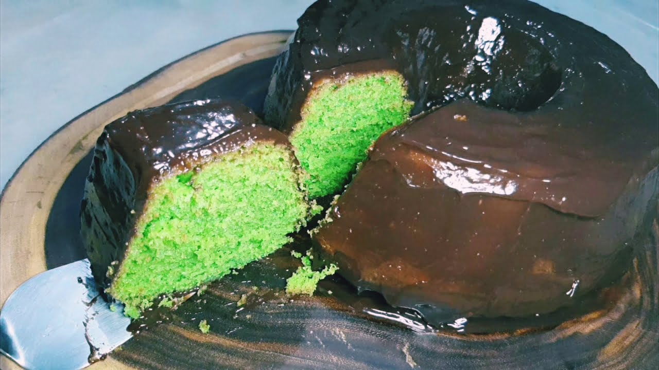 BOLO DE ESPINAFRE COM COBERTURA DE CHOCOLATE