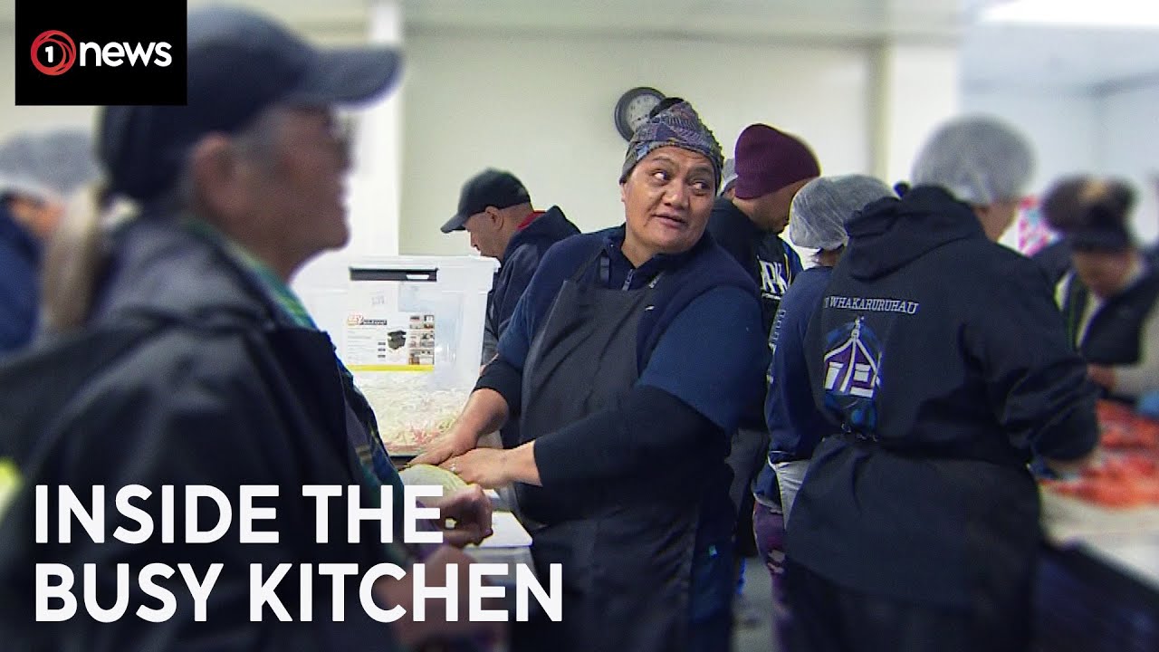 Inside the kitchen feeding thousands at Kīngi Tuheitia’s tangihanga | 1News on TVNZ+