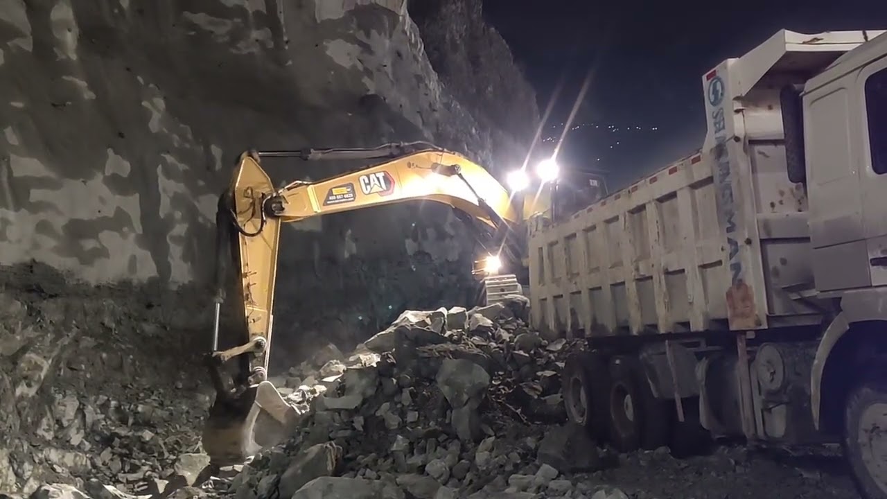 #chaterpiller³³⁶ Exveater #automobile #constructionequipment  Heavy truck wheels loading Marcher