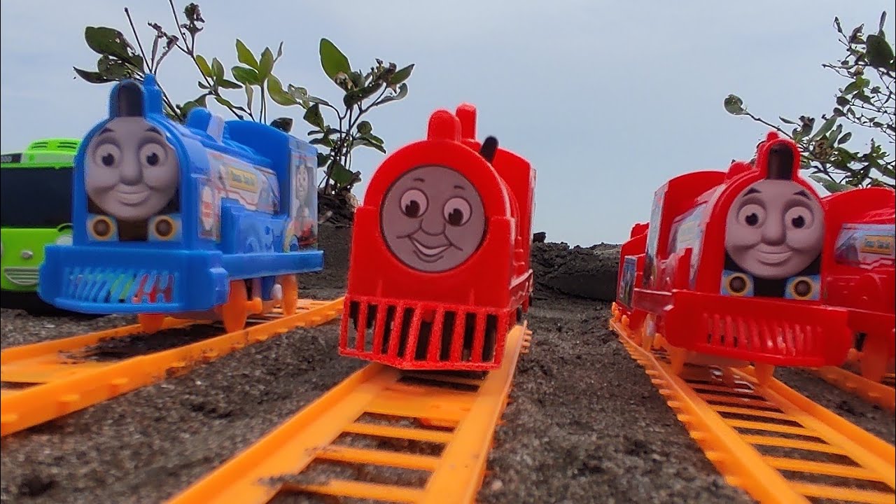 UNBOXING KERETA THOMAS AND FRIENDS, BALAPAN SI MERAH DAN SI BIRU DALAM SATU JALUR REL